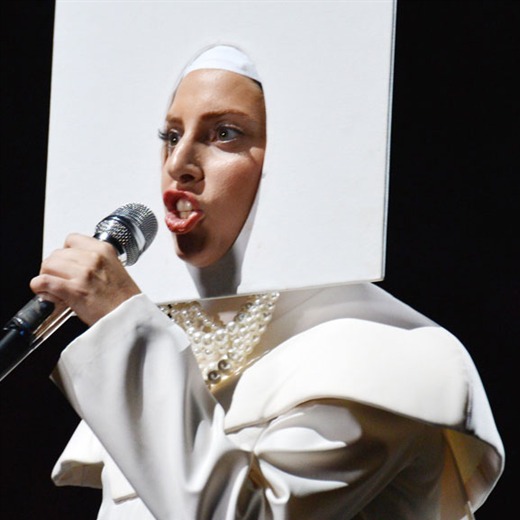 Lady Gaga y sus cambios de vestuario y peinados en pleno show