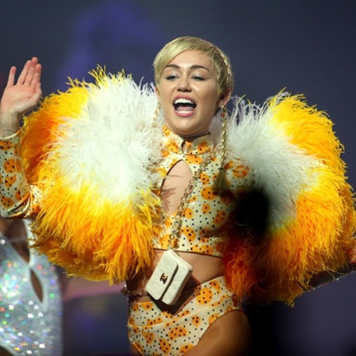 Miley Cyrus vuelve hizo topless
