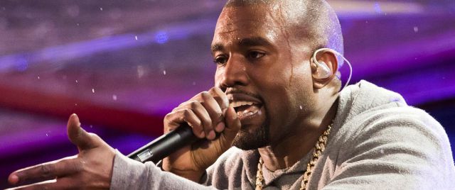 El papelón de Kanye West cantando 