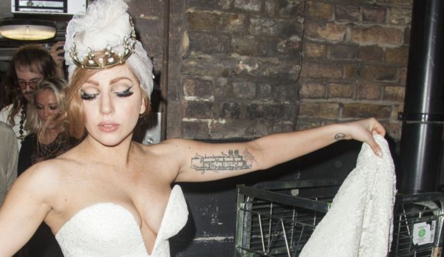 Lady Gaga se cayó al piso... pero con mucho estilo