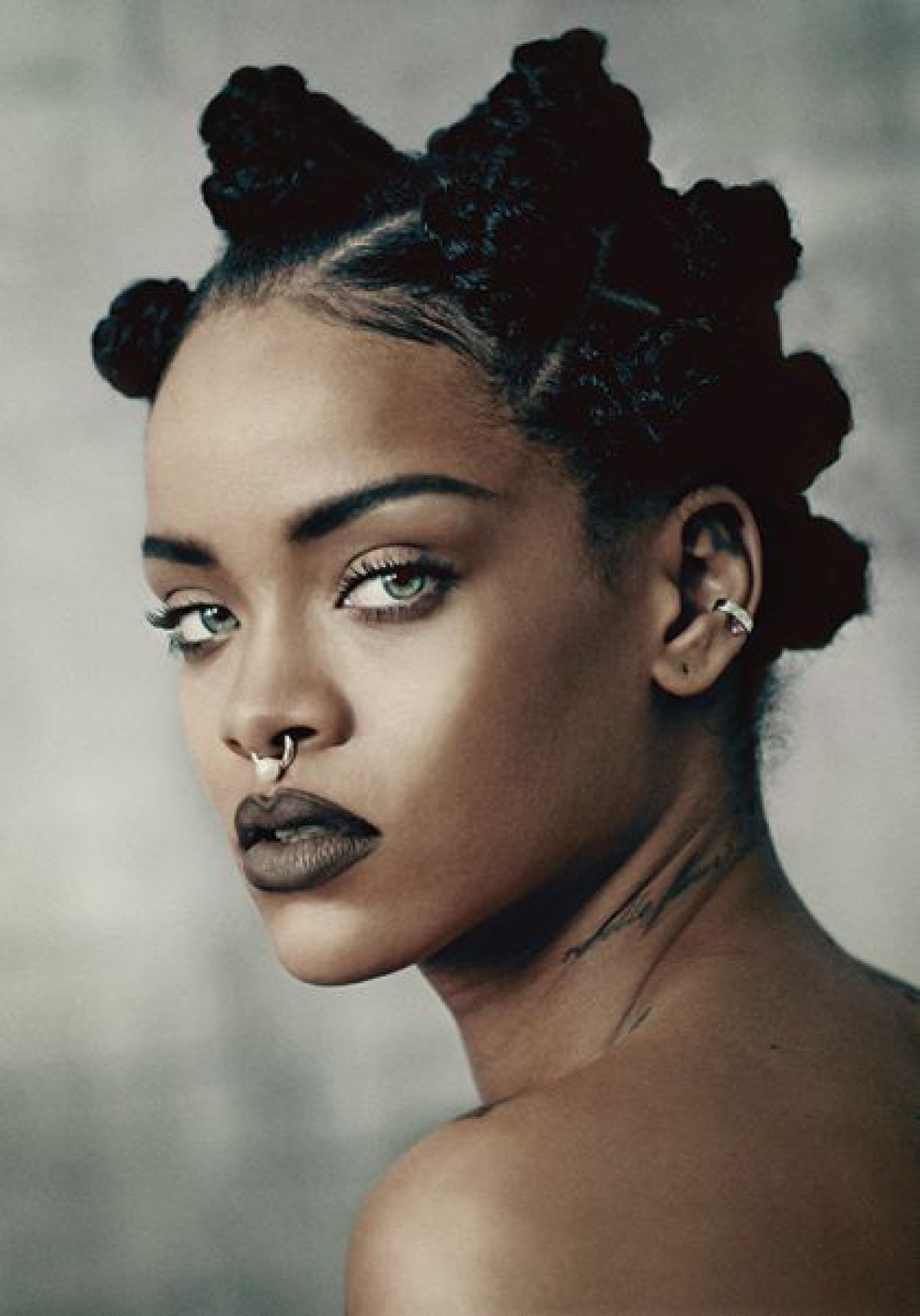 Rihanna: Su primer sueldo se lo gastó en una cartera de Louis Vuitton.