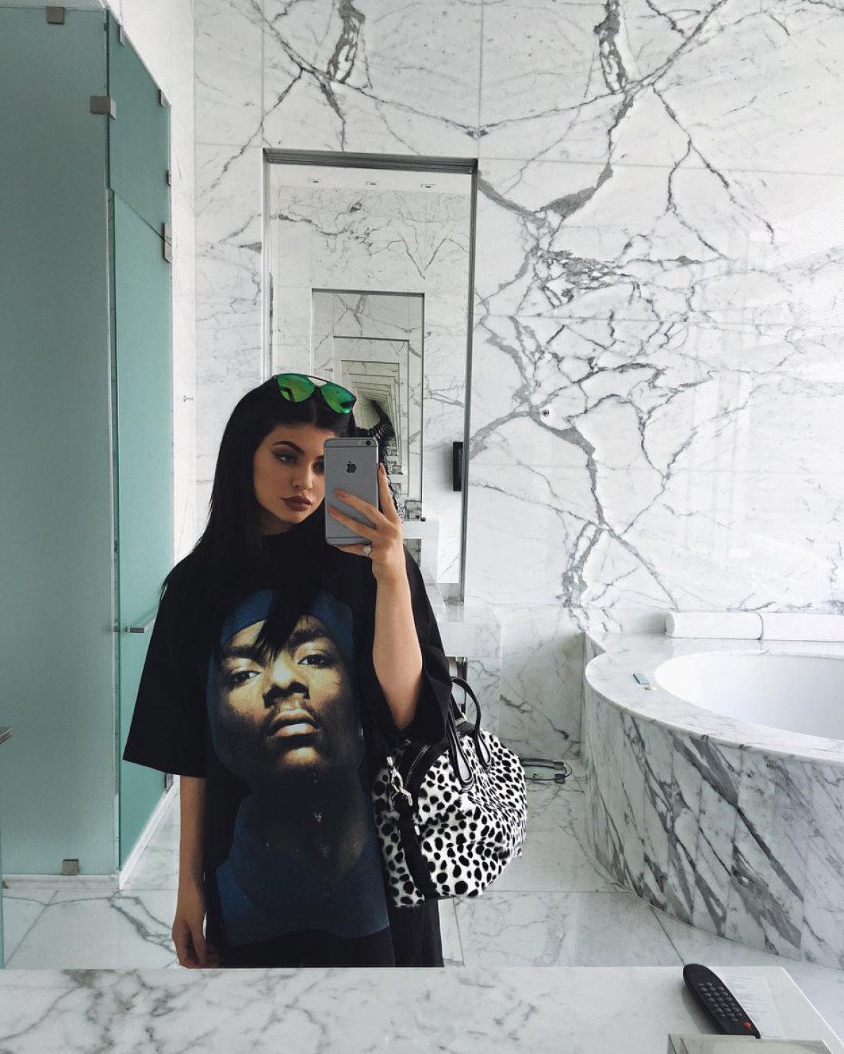 Kylie Jenner y su remera del legendario rapero Tupac Shakur