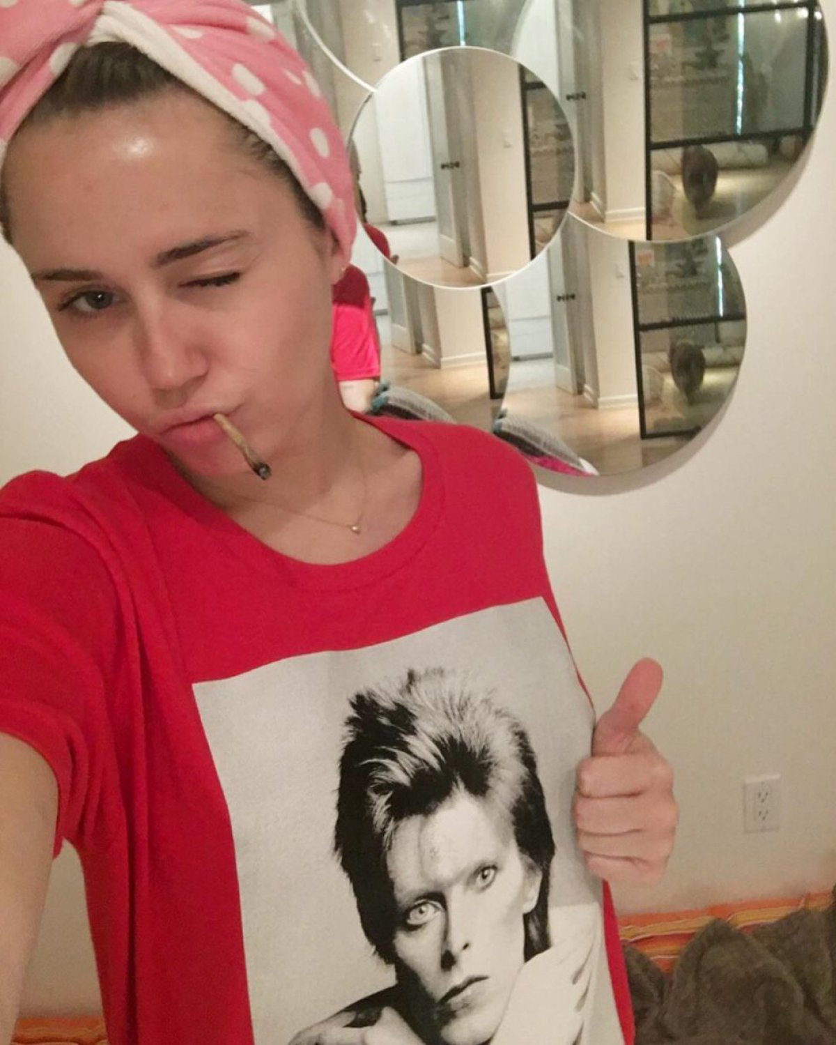 Otra vez Miley, esta vez llevando a David Bowie en su pecho