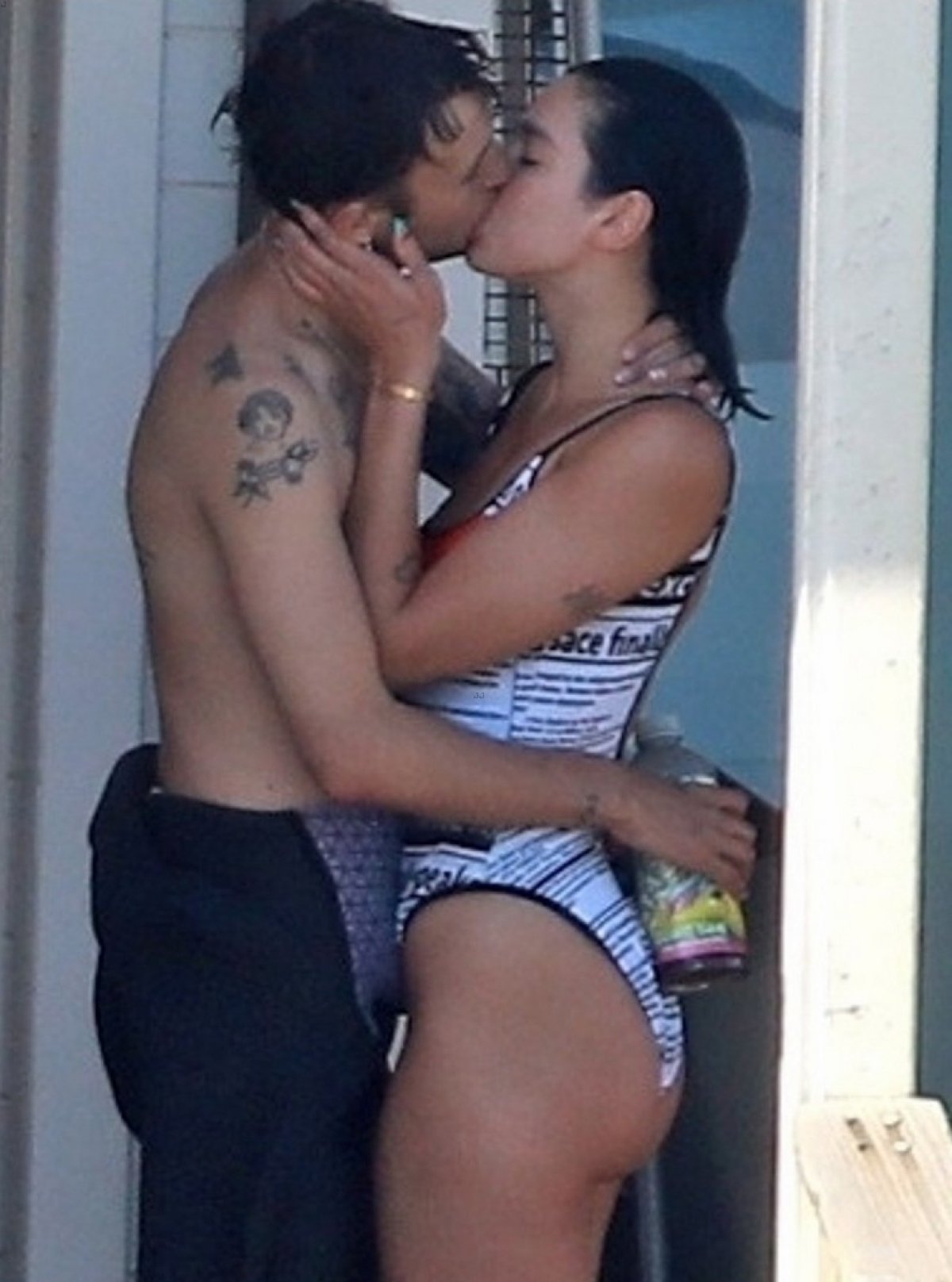 Las fotos más románticas de Dua Lipa a los besos con su novio en la playa