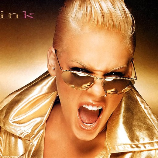 Pink anda besando chicas