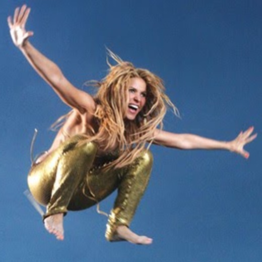 Shakira mueve sus caderas sobre ruedas