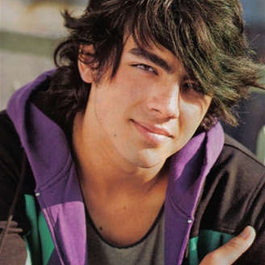 Joe Jonas apoyado por Demi Lovato