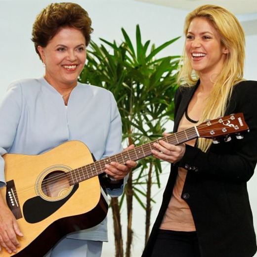 Shakira donó una guitarra a la presidenta de Brasil