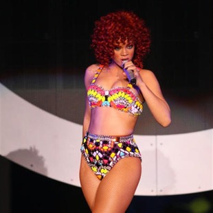 Rihanna sigue provocando...