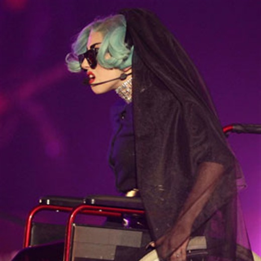 Lady Gaga en silla de ruedas...