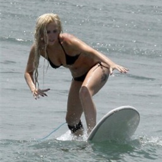 Lady Gaga surfeando