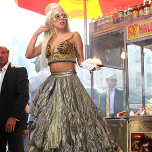 Lady Gaga come un pretzel en la calle