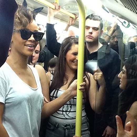 Rihanna en el subte de Londres