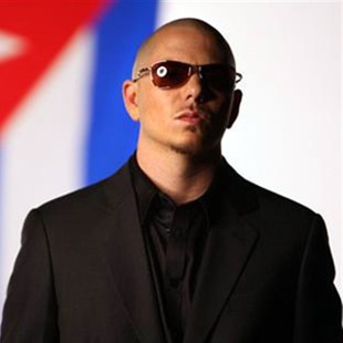 Pitbull demanda a Lindsay Lohan