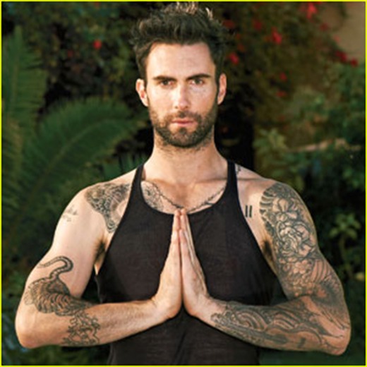 Adam Levine instructor de yoga