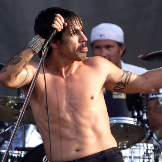 Operaron al cantante de Red Hot Chili Peppers