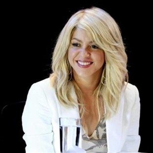 Shakira a full