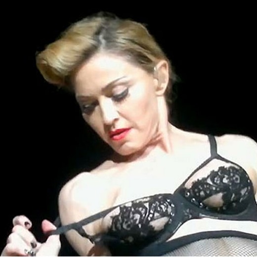 Madonna mostró un pecho