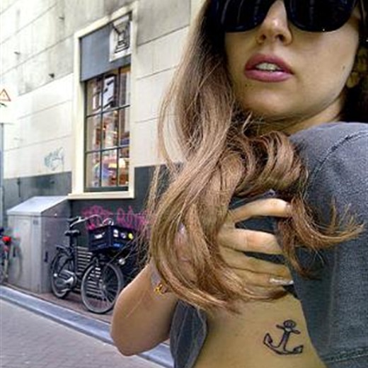 Lady Gaga estrenó tatuaje