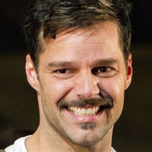 Ricky Martin da una mano