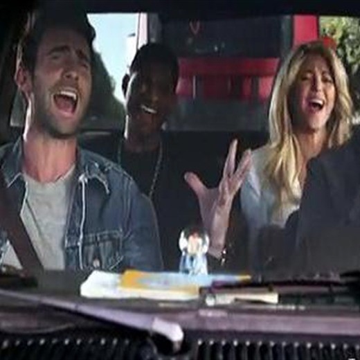 Adam Levine canta en un auto