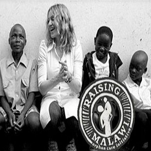 Madonna entregó diez escuelas en Malawi