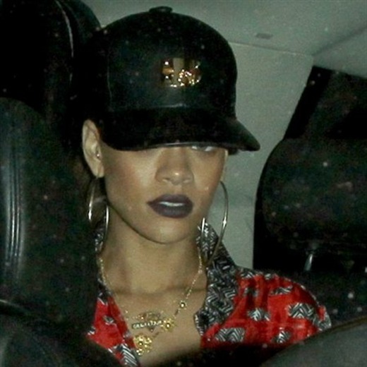 El look oscuro de Rihanna