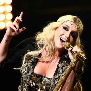 Ke$ha tocó el piano con sus pechos