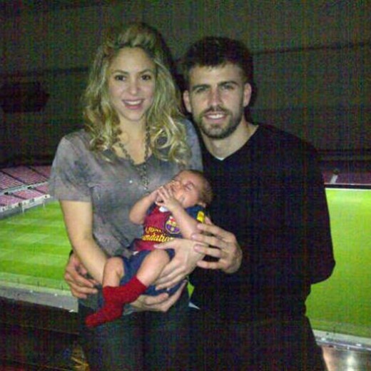 Shakira y Piqué muestran a su hijo