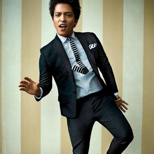 Bruno Mars compone sobre el cuerpo femenino