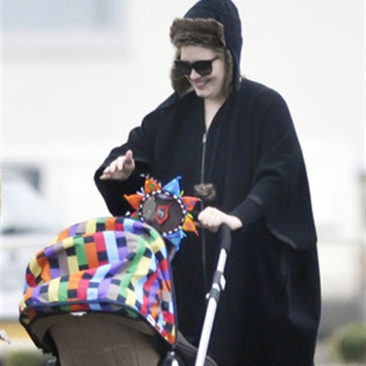 Adele pasea con su bebé