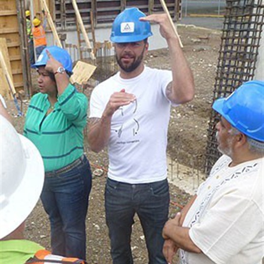 Ricky Martin con casco