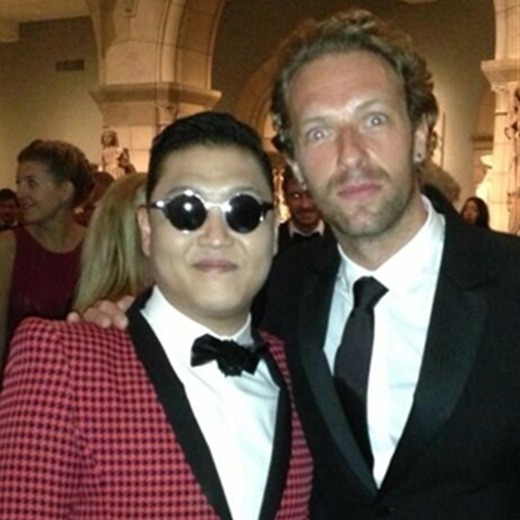 Chris Martin se sacó una foto con Psy