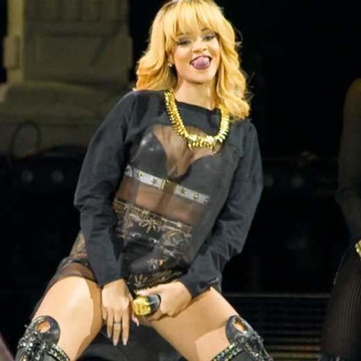 Rihanna muy hot en el escenario