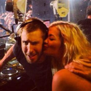 Calvin Harris a los besos