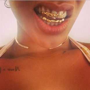¿Rihanna con un arma en la boca?