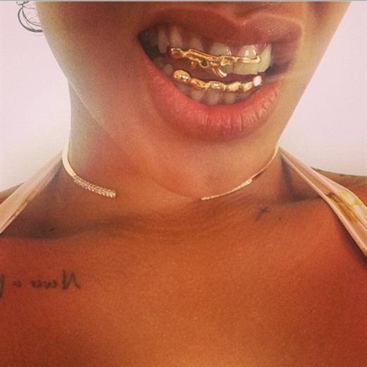 ¿Rihanna con un arma en la boca?