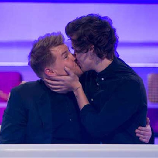 Harry Styles le dio beso a un comediante