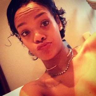 Rihanna juega en la playa