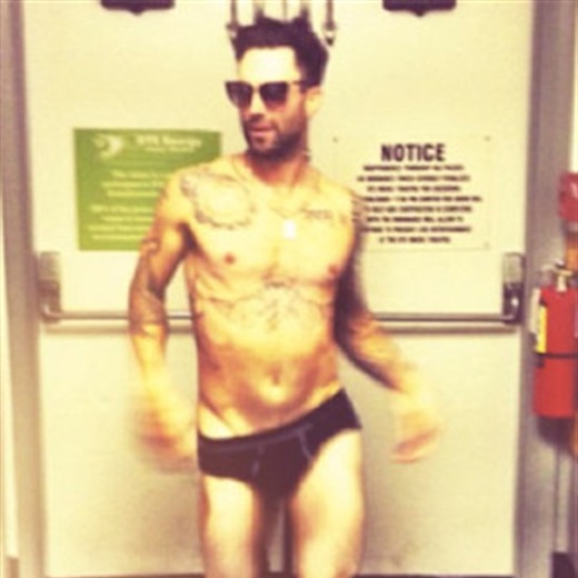 Adam Levine en calzones