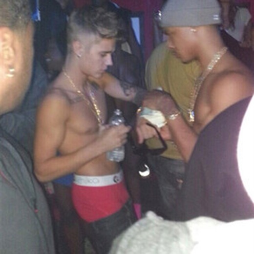 Justin Bieber en un club de striptease