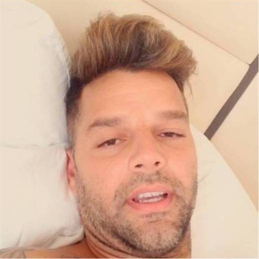 Ricky Martin en la cama