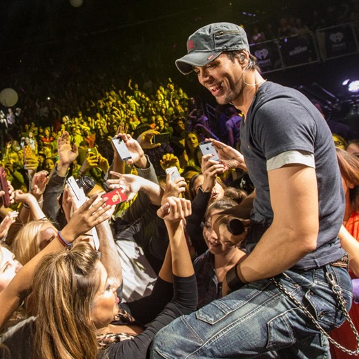 Enrique Iglesias se deja manosear en el escenario