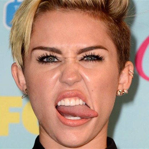 ¿Por qué Miley Cyrus saca la lengua?