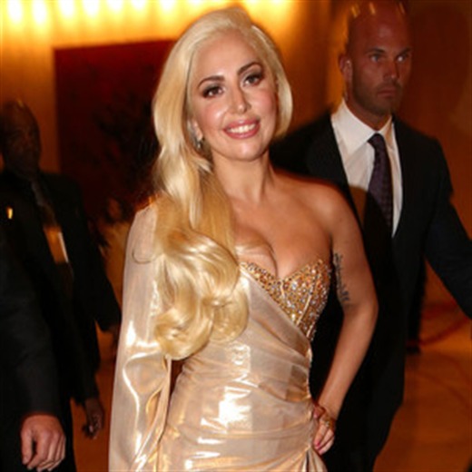 Lady Gaga con su novio en los Golden Globes