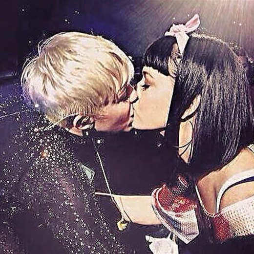 Miley Cyrus besa a Katy Perry