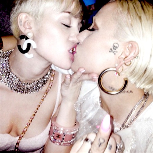 Miley Cyrus sigue besando chicas