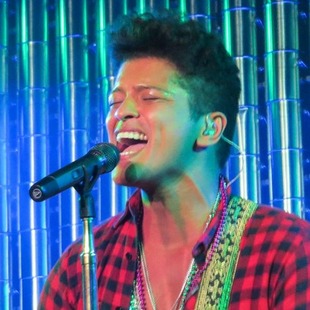 Bruno Mars con Brad Pitt
