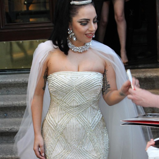 Lady Gaga busca vestido de novia