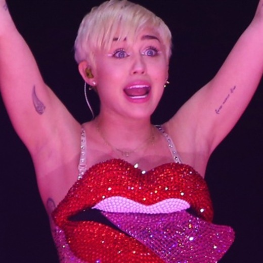 Miley Cyrus ahora es tatuadora